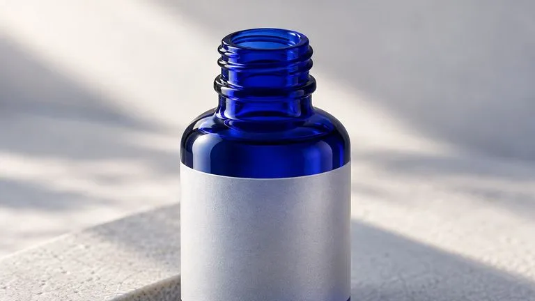 Concept illustration: Macro of cobalt glass bottle showing realistic rim, softly frosted blank label and clean material transition, no letters or symbols